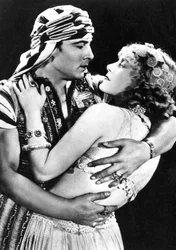 Rudolf Valentino som Ahmed og Vilma Banky som Yasmin i Son of the Sheik 1926, ca. 1930